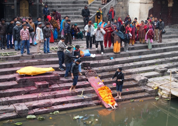 the family washes the deceased feet in the Bagmati River